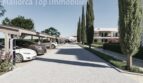 Carport mit E-Auto-Ladestation, Zypressen-Allee und modernem Wohnhaus der Neubauanlage Sa Ràpita nahe Es Trenc.