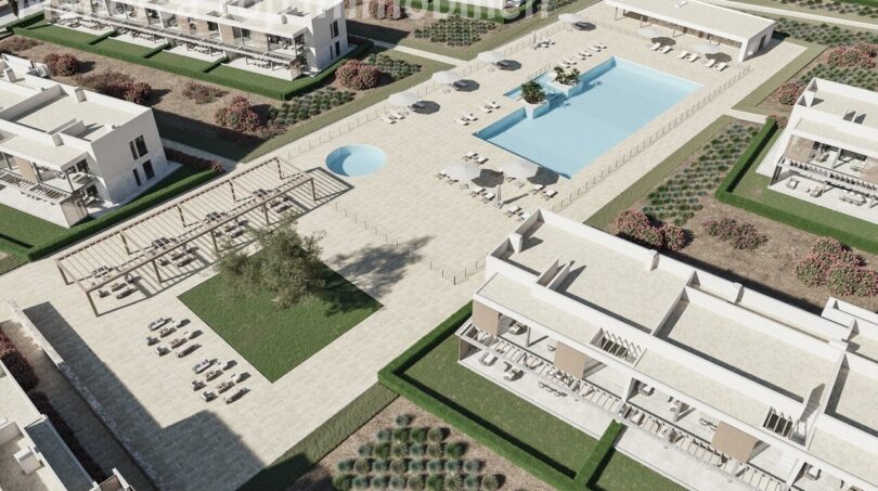 Luftansicht Neubauanlage Sa Ràpita mit Pool, Loungebereichen und mediterranen Gartenanlagen nahe Es Trenc.