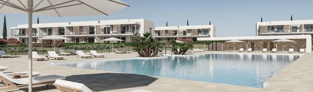 Poolanlage mit Liegestühlen und Sonnenschirmen, moderne Neubauwohnungen in Sa Ràpita im Hintergrund.