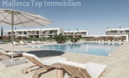 Poolanlage mit Liegestühlen und Sonnenschirmen, moderne Neubauwohnungen in Sa Ràpita im Hintergrund.