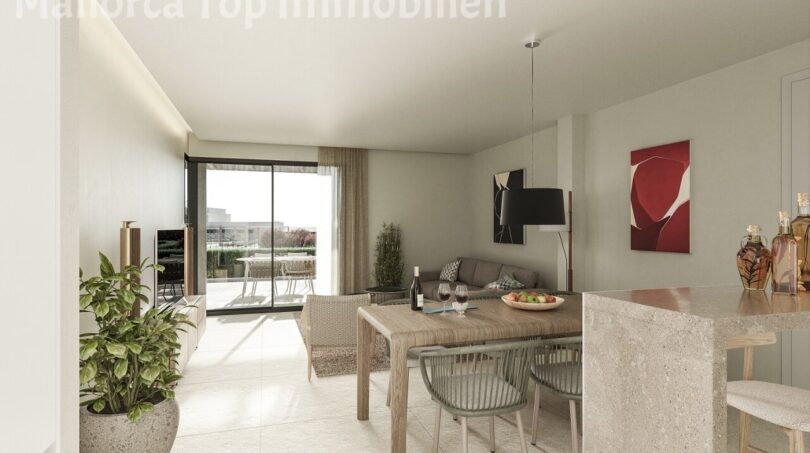 Moderner Wohn-Essbereich einer Neubauwohnung in Sa Ràpita mit Terrasse, hellem Steinboden und stilvollem Design.