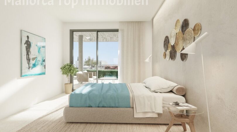 Helles Schlafzimmer einer Neubauwohnung bei Es Trenc mit Doppelbett, Terrassenzugang und mediterranem Dekor.