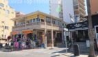 Straßenecke in El Arenal mit Supermarkt, Kebab-Restaurant und mehrstöckigen Gebäuden in Strandnähe, Palma de Mallorca.