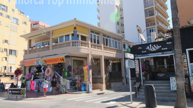 Straßenecke in El Arenal mit Supermarkt, Kebab-Restaurant und mehrstöckigen Gebäuden in Strandnähe, Palma de Mallorca.