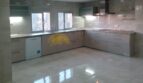 Moderne Einbauküche mit Marmorboden, L-Form-Küchenzeile und Edelstahl-Dunstabzug in Palma-Hafenwohnung