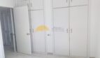 Helles Schlafzimmer mit großen Einbauschränken und hellem Laminatboden in Hafenwohnung Palma de Mallorca