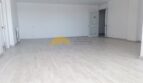 Heller, leerer Wohnraum mit weißem Laminatboden und modernen Glastüren in Hafenwohnung Palma de Mallorca