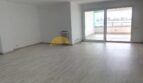 Heller, leerer Wohnraum mit Laminatboden und großer Glasfront zur Terrasse in Hafenwohnung Palma de Mallorca