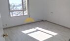 Helles, leeres Schlafzimmer mit Laminatboden und Fenster mit Hafenblick in Palma de Mallorca