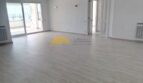 Helles, geräumiges Wohnzimmer mit Laminatboden und Zugang zur Terrasse in Hafenwohnung Palma de Mallorca