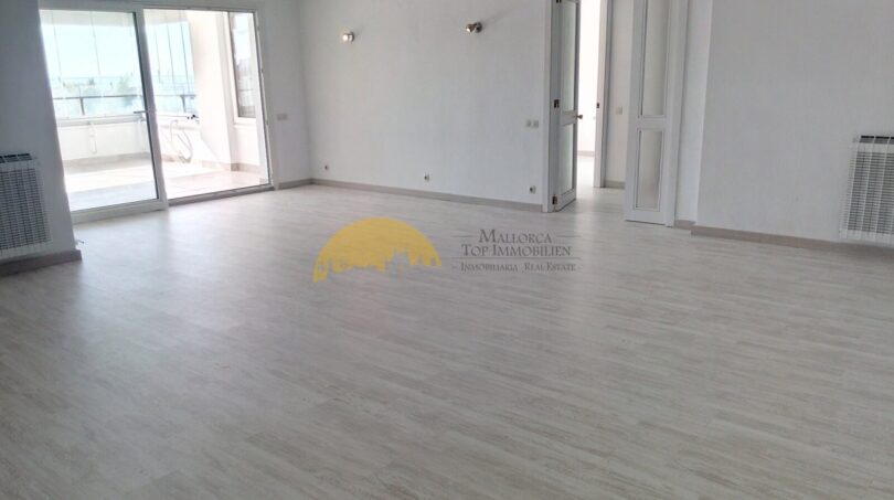 Helles, geräumiges Wohnzimmer mit Laminatboden und Zugang zur Terrasse in Hafenwohnung Palma de Mallorca