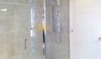 Modernes Duschbad mit Glasdusche, Regendusche und Mosaikfliesen in exklusiver Hafenwohnung, Palma de Mallorca