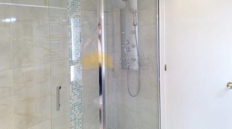 Modernes Duschbad mit Glasdusche, Regendusche und Mosaikfliesen in exklusiver Hafenwohnung, Palma de Mallorca