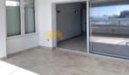 Heller Balkon mit Fliesenboden, Schiebetür und Meerblick in exklusiver Hafenwohnung Palma de Mallorca