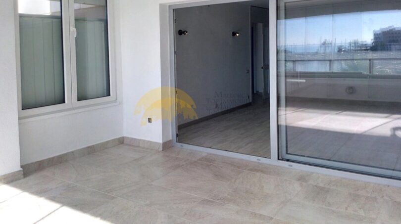 Heller Balkon mit Fliesenboden, Schiebetür und Meerblick in exklusiver Hafenwohnung Palma de Mallorca