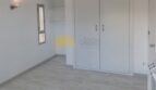 Helles Schlafzimmer mit Einbauschrank, Laminatboden und kleinem Fenster in Hafenwohnung Palma de Mallorca