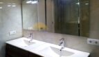 Modernes Badezimmer mit Doppelwaschbecken, Holzunterschrank, großem Spiegel und Dusche in Palma-Hafenwohnung.