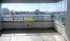 Verglaster Balkon mit Panoramablick auf den Hafen von Palma de Mallorca und Segelboote