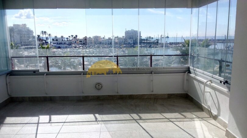 Verglaster Balkon mit Panoramablick auf den Hafen von Palma de Mallorca und Segelboote