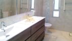 Modernes Badezimmer mit Doppelwaschbecken, Bidet und Heizkörper in Hafenwohnung Palma de Mallorca