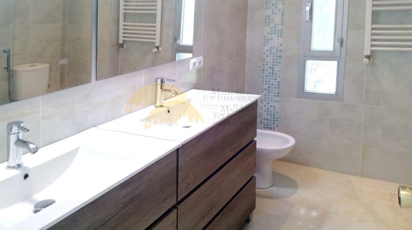 Modernes Badezimmer mit Doppelwaschbecken, Bidet und Heizkörper in Hafenwohnung Palma de Mallorca