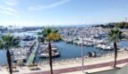 Panoramablick auf den Hafen von Palma mit Booten, Palmenpromenade und blauem Mittelmeer
