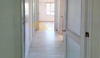 Heller Flur mit Laminatboden und weißen Türen in exklusiver Hafenwohnung in Palma de Mallorca.