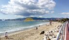 Sandstrand von Palma de Mallorca mit Meeresblick, Radweg und Kathedrale im Hintergrund