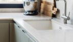 Moderne Designküche mit Marmor-Arbeitsplatte, KitchenAid-Mixer und Gartenblick in exklusiver Maisonette Palma