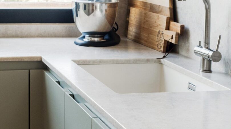 Moderne Designküche mit Marmor-Arbeitsplatte, KitchenAid-Mixer und Gartenblick in exklusiver Maisonette Palma