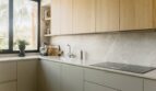 Moderne Designerküche mit Holzfronten, Marmorrückwand und Kochfeld in exklusiver Maisonette, Palma de Mallorca
