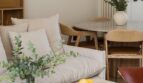 Helles Wohnzimmer mit Travertin-Couchtisch, Leinensofa und elegantem Essbereich in Palma de Mallorca