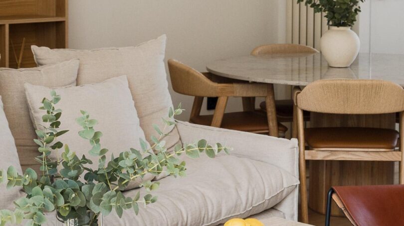 Helles Wohnzimmer mit Travertin-Couchtisch, Leinensofa und elegantem Essbereich in Palma de Mallorca