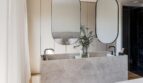Luxuriöses Marmor-Doppelwaschbecken mit ovalen Designspiegeln und Pflanzendekor in Maisonette-Wohnung, Palma