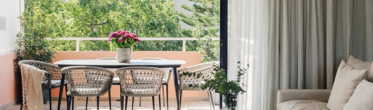 Lichtdurchflutetes Wohnzimmer mit elegantem Terrassenzugang, Designmöbeln und Blick ins Grüne in Palma de Mallorca