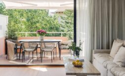Lichtdurchflutetes Wohnzimmer mit elegantem Terrassenzugang, Designmöbeln und Blick ins Grüne in Palma de Mallorca