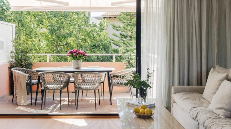 Lichtdurchflutetes Wohnzimmer mit elegantem Terrassenzugang, Designmöbeln und Blick ins Grüne in Palma de Mallorca