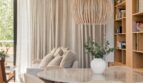 Eleganter Essbereich mit Marmortisch, Holzstühlen und Designer-Pendelleuchte in Maisonette-Wohnung Palma