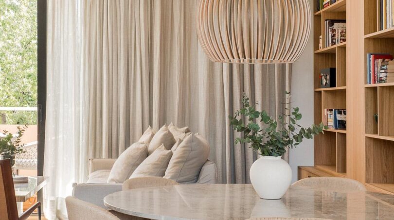 Eleganter Essbereich mit Marmortisch, Holzstühlen und Designer-Pendelleuchte in Maisonette-Wohnung Palma