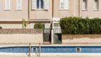 Außenpool mit Edelstahlleiter vor mediterranem Wohnhaus mit weißen Fensterläden und gepflegter Begrünung in Palma
