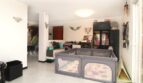 Helles Wohnzimmer mit Laufstall, Spielecke und Stauraumschrank in 3-Zimmer-Wohnung in Palma