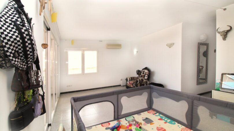 Helles Wohnzimmer mit Klimaanlage, Kinderspielbereich und großem Fenster in Palma de Mallorca