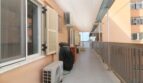 Langer Balkon mit Glasgeländer, Fensterläden und Klimaanlage, Meerblick in Palma de Mallorca