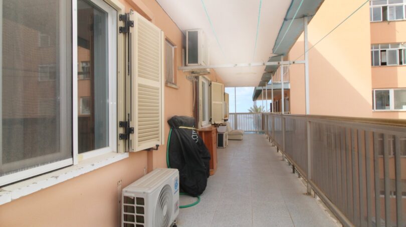 Langer Balkon mit Glasgeländer, Fensterläden und Klimaanlage, Meerblick in Palma de Mallorca
