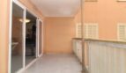 Geräumiger Balkon mit Fliesenboden, Glasfront und Geländer einer 3-Zimmer-Wohnung in Palma de Mallorca