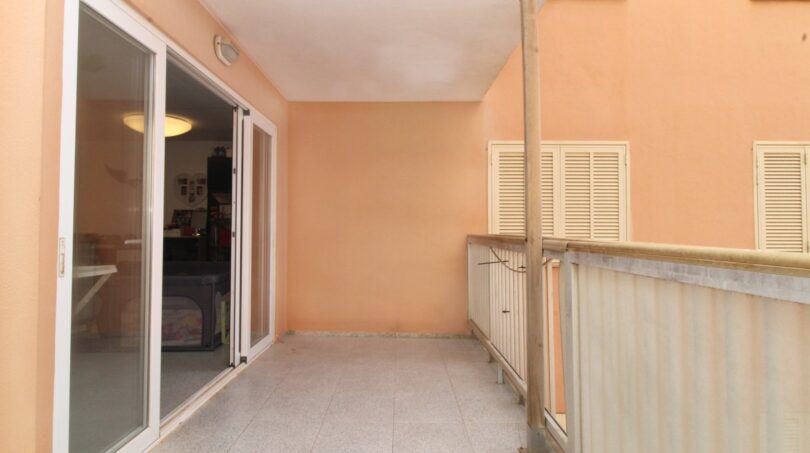 Geräumiger Balkon mit Fliesenboden, Glasfront und Geländer einer 3-Zimmer-Wohnung in Palma de Mallorca