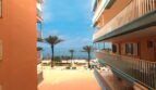 Innenhof zwischen Wohngebäuden mit Meerblick, Palmen und blauem Himmel in Palma de Mallorca