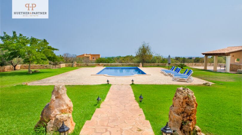 Pool mit Gartenanlage und Sommerkueche