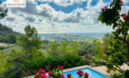 Finca con fantásticas vistas lejanas al mar y jardín mediterráneo