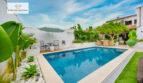 Blick Pool zum Haus